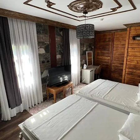 La Fontaine Hotel *