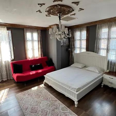 La Fontaine Hotel *